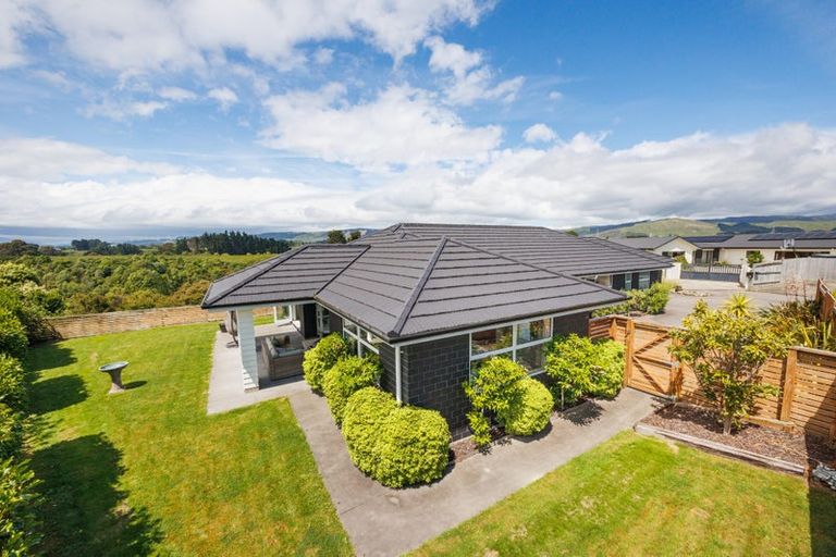 Photo of property in 132 Johnstone Drive, Fitzherbert, Palmerston North, 4410