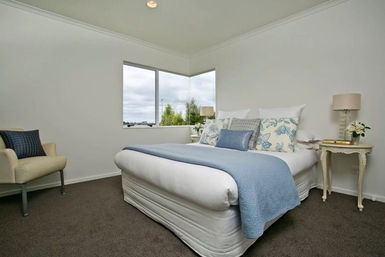 Photo of property in 3/8a Target Road, Totara Vale, Auckland, 0629