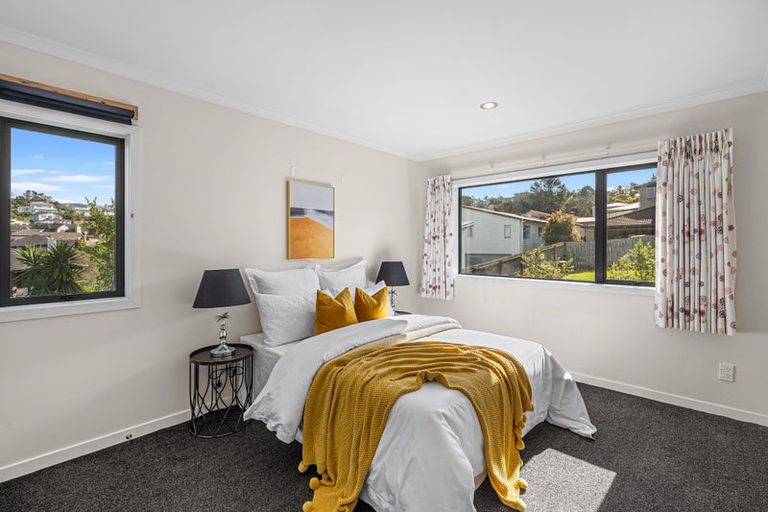 Photo of property in 2 Bintulu Place, Fairview Heights, Auckland, 0632