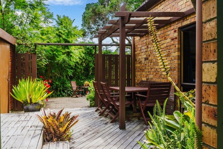 Photo of property in 11 Chelverton Terrace, Red Beach, 0932