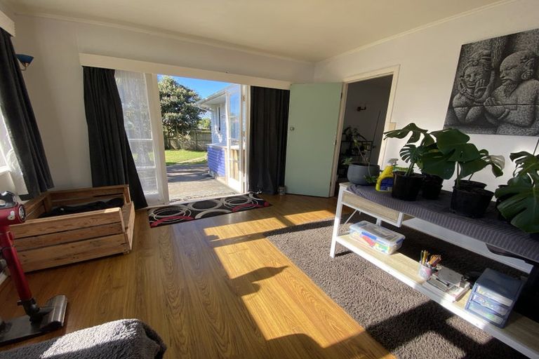 Photo of property in 38 Buscomb Avenue, Henderson, Auckland, 0610