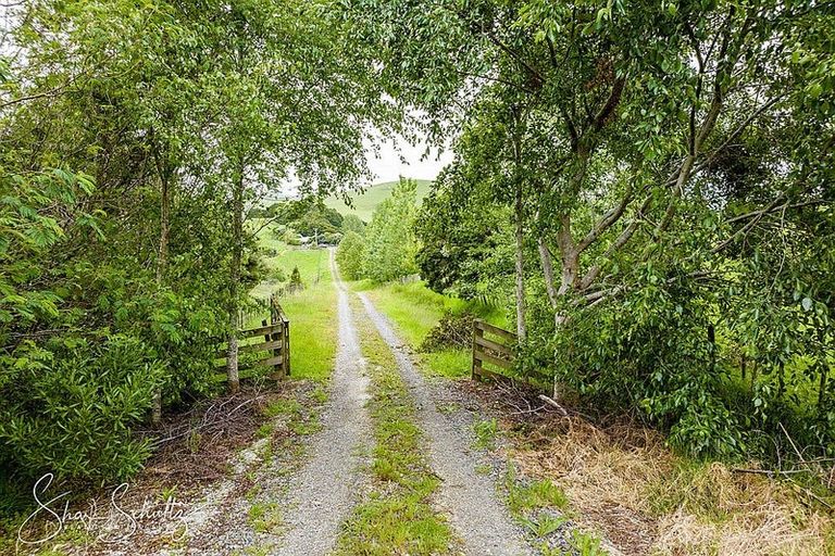 Photo of property in 215c Heatley Road, Whakapirau, 0583