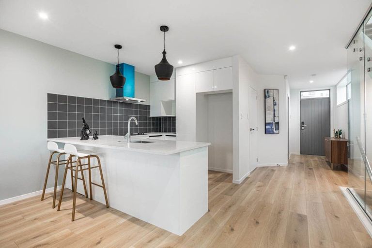 Photo of property in 7/10 Vinifera Place, Fairview Heights, Auckland, 0632