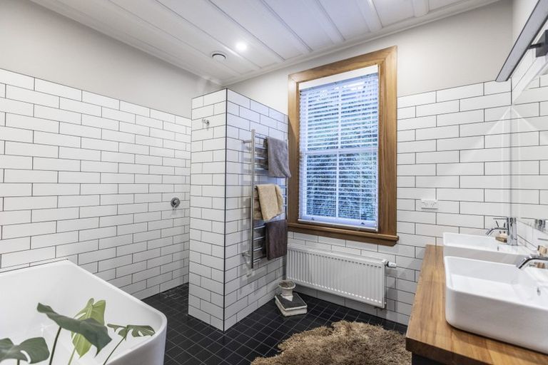 Photo of property in 16 Brewster Street, Bluff Hill, Napier, 4110