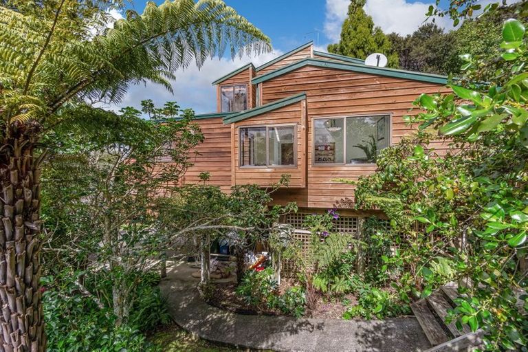 Photo of property in 21 Longfellow Parade, Glen Eden, Auckland, 0604