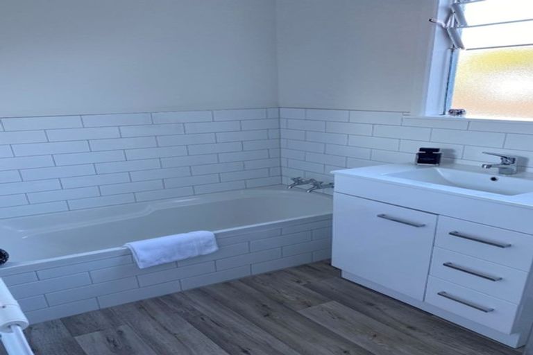 Photo of property in 23 Hogans Road, Glenfield, Auckland, 0629