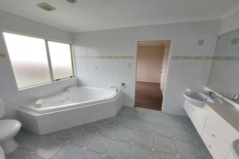 Photo of property in 11 Santa Ana Drive, Shamrock Park, Auckland, 2016