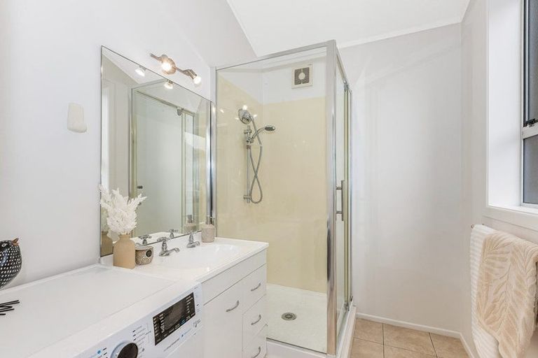 Photo of property in 9/124 Redwood Avenue, Tawa, Wellington, 5028