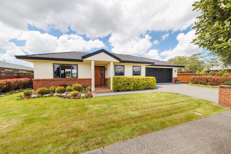 Photo of property in 16 Sycamore Crescent, Fitzherbert, Palmerston North, 4410