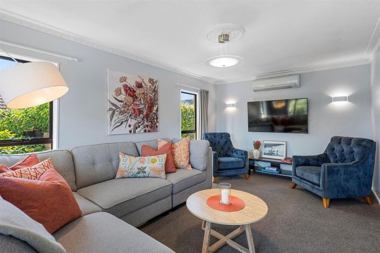 Photo of property in 15 Sonning Place, Redwood, Christchurch, 8051