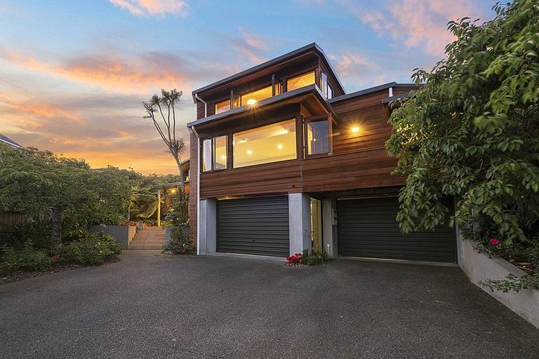 Photo of property in 11 Calypso Place, Rothesay Bay, Auckland, 0630