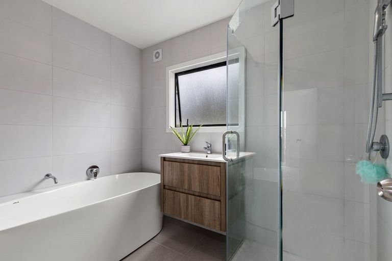 Photo of property in 2/56 Glencoe Road, Browns Bay, Auckland, 0630