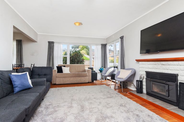 Photo of property in 10 Valley Road, Waiuku, 2123