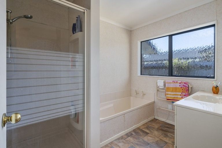 Photo of property in 34 Greenwood Place, Fitzherbert, Palmerston North, 4410