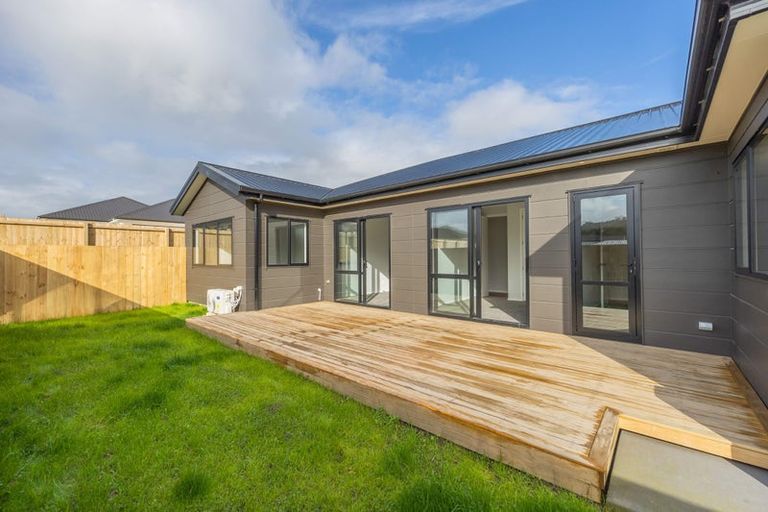 Photo of property in 15 Mcindoe Road, Kumeu, 0810