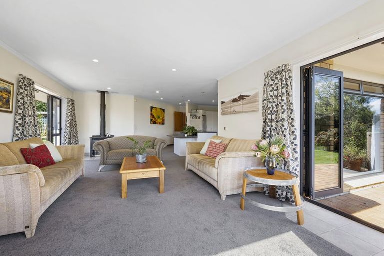 Photo of property in 13 Karina Road, Merrilands, New Plymouth, 4312