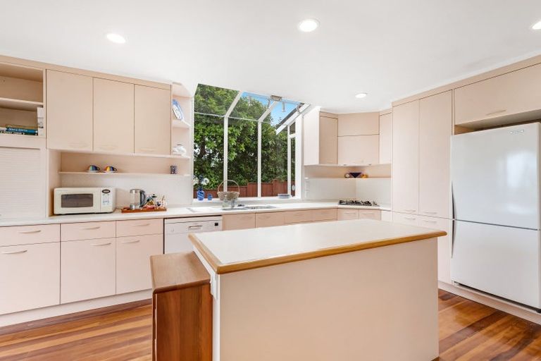 Photo of property in 18 Gibson Place, Mellons Bay, Auckland, 2014