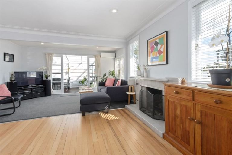 Photo of property in 24 Sylvan Crescent, Te Atatu South, Auckland, 0610