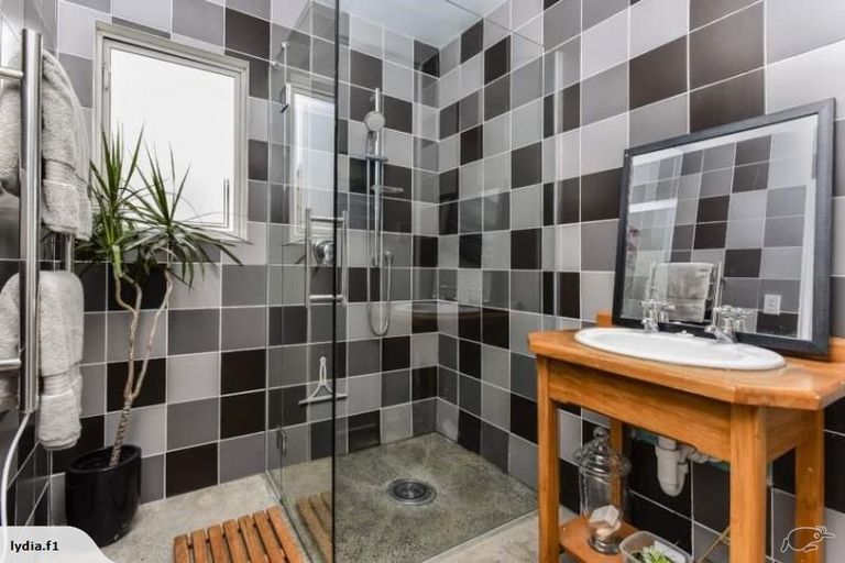 Photo of property in 10 Unsworth Drive, Unsworth Heights, Auckland, 0632