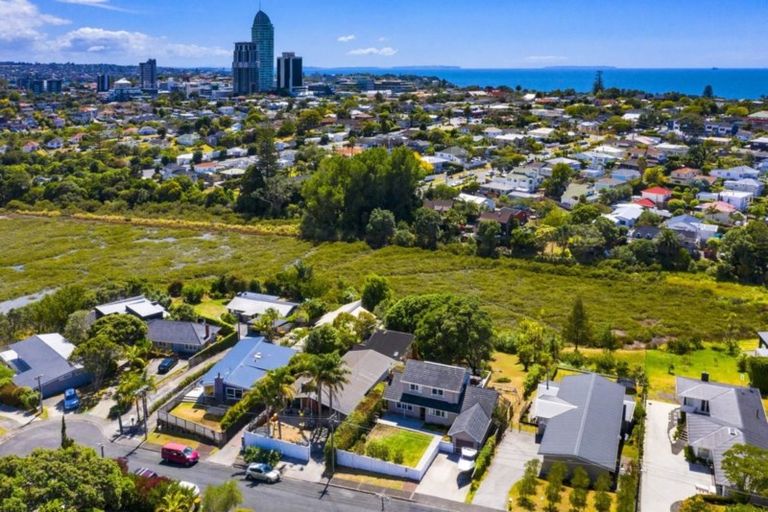 Photo of property in 15 Spencer Terrace, Hauraki, Auckland, 0622