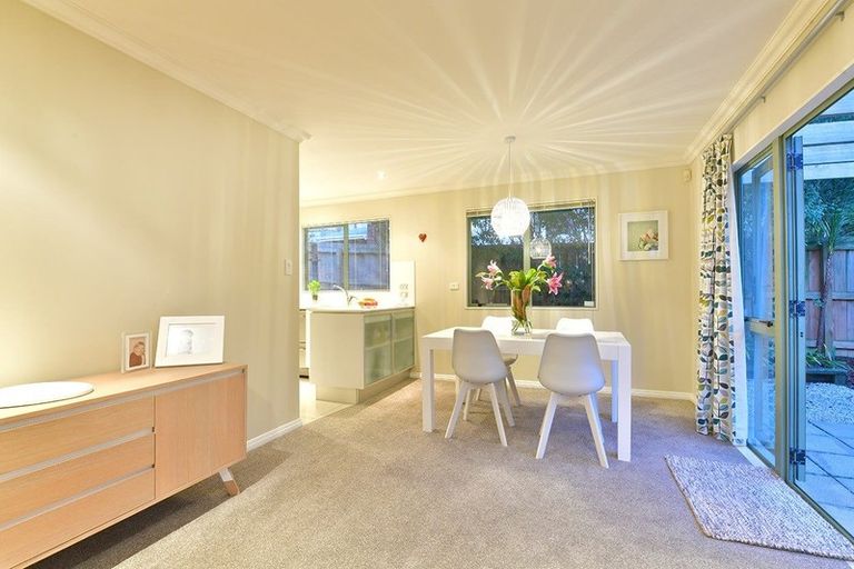 Photo of property in 2/34 Selwyn Crescent, Forrest Hill, Auckland, 0620