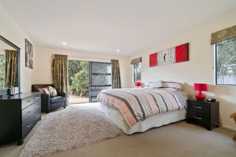 Photo of property in 19 Rosetti Rise, West Harbour, Auckland, 0618