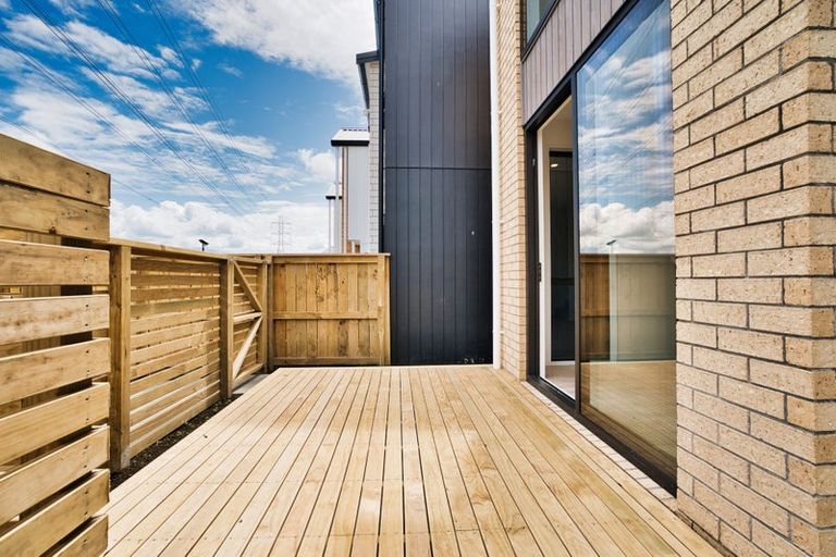 Photo of property in 10 Papai Lane, Massey, Auckland, 0614