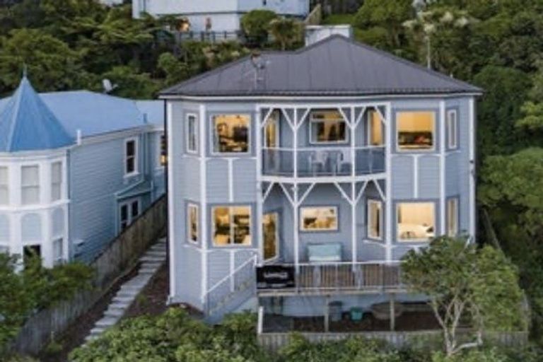 Photo of property in 112 Kelburn Parade, Kelburn, Wellington, 6012