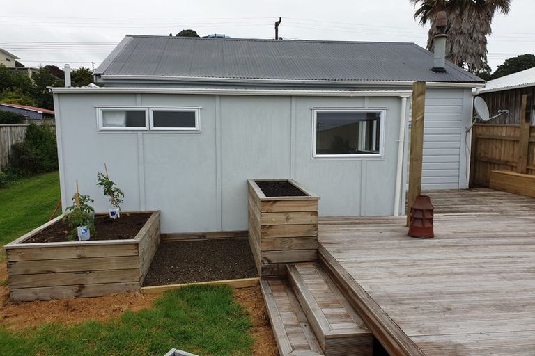 Photo of property in 6 Harbour Street, Moturoa, New Plymouth, 4310