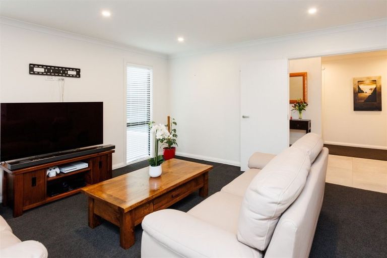 Photo of property in 5 Freedom Drive, Kelvin Grove, Palmerston North, 4414