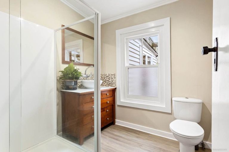 Photo of property in 5 Pine Street, New Lynn, Auckland, 0600