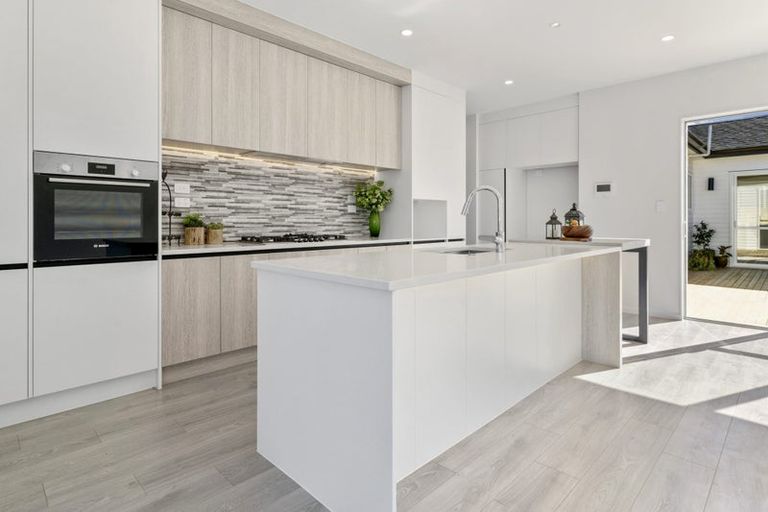 Photo of property in 16 Vinistra Road, Kumeu, 0810