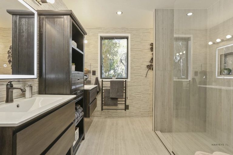 Photo of property in 32 Turanga Road, Henderson Valley, Auckland, 0612