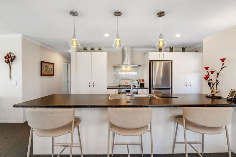 Photo of property in 8 Ash Close, Levin, 5510