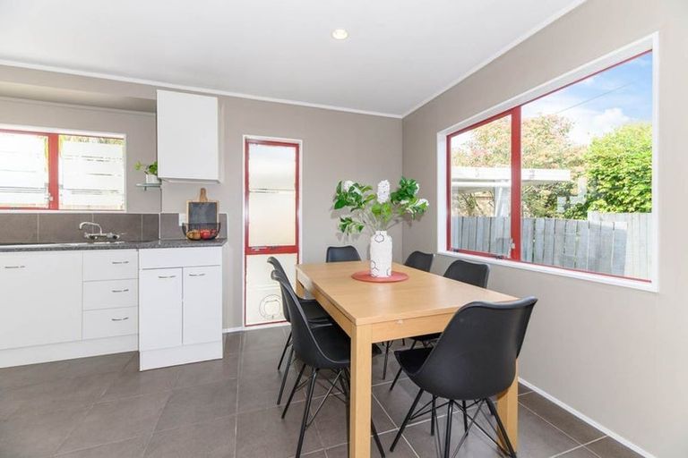 Photo of property in 17a Barron Drive, Green Bay, Auckland, 0604