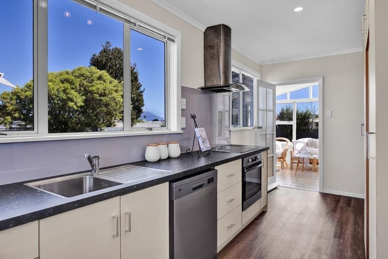 Photo of property in 25 Argyle Street, Hawera, 4610