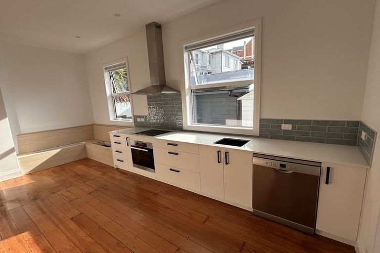 Photo of property in 10a Oriental Terrace, Mount Victoria, Wellington, 6011