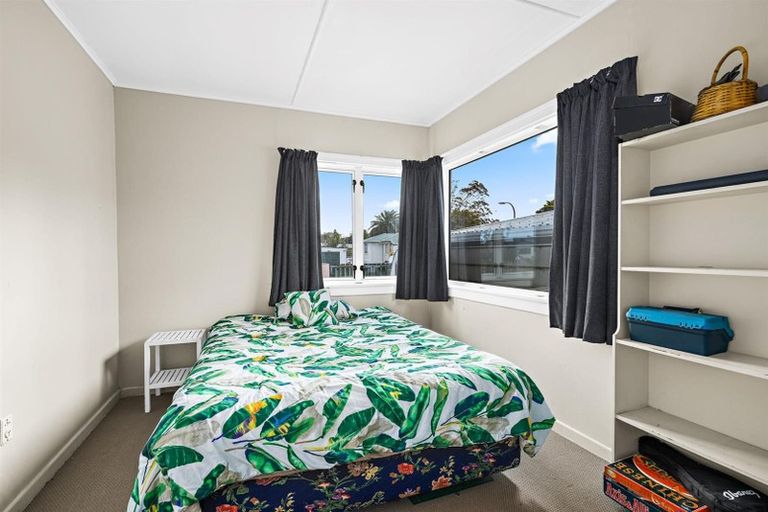 Photo of property in 2 Rere Place, Parakai, 0830