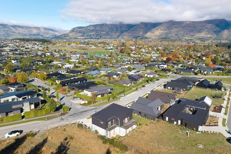 Photo of property in 60 Kirimoko Crescent, Wanaka, 9305