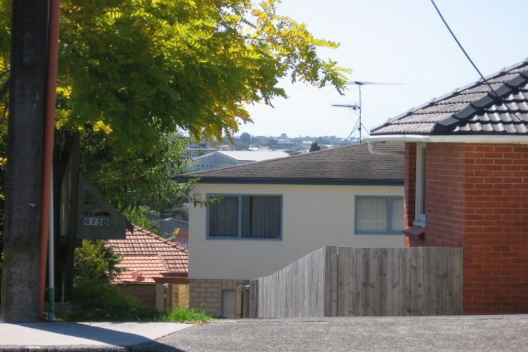 Photo of property in 2/625 Beach Road, Rothesay Bay, Auckland, 0630