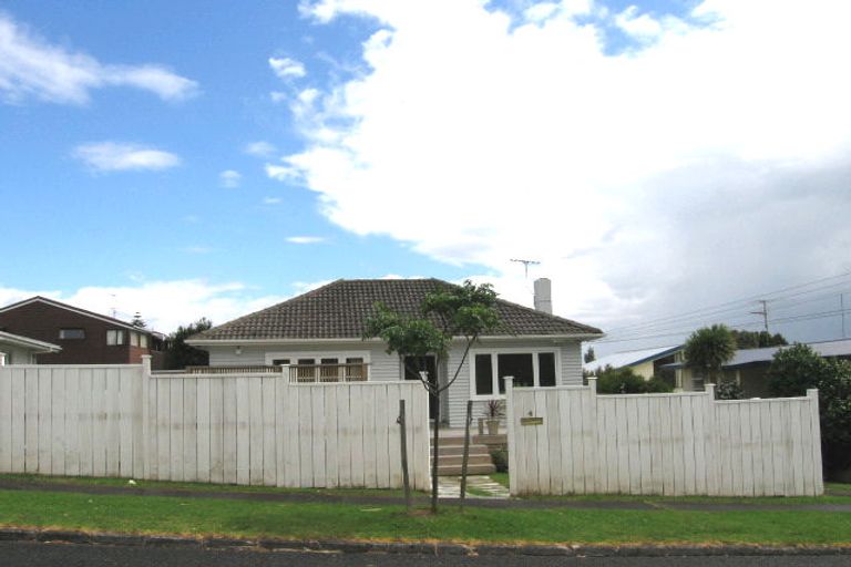 Photo of property in 2/4 Heath Avenue, Northcote, Auckland, 0627