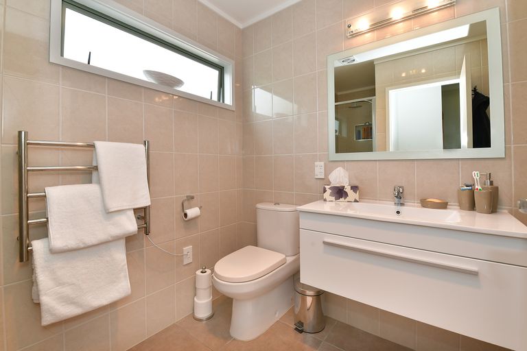 Photo of property in 1/126 Brian Crescent, Stanmore Bay, Whangaparaoa, 0932