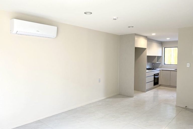 Photo of property in 2/38 Santiago Crescent, Unsworth Heights, Auckland, 0632