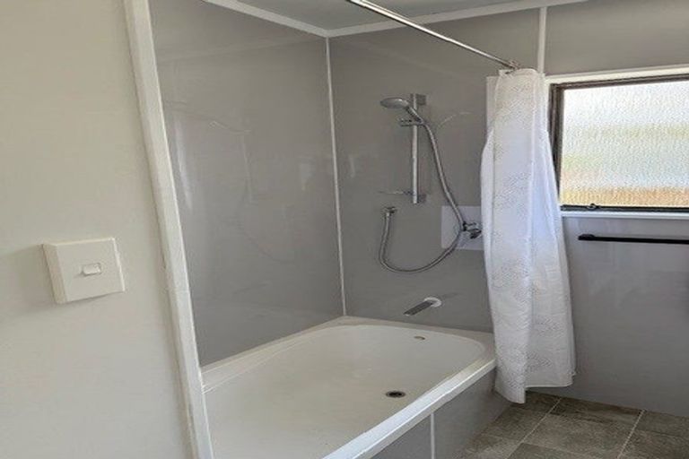 Photo of property in 21 Southsea Crescent, Silverdale, Hamilton, 3216