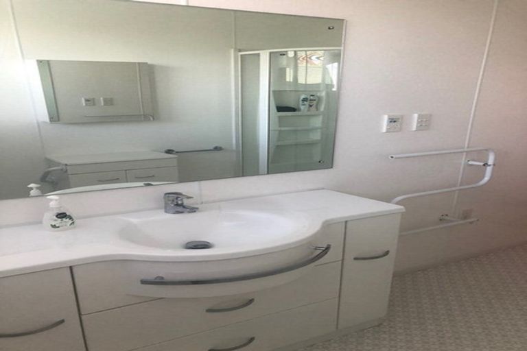 Photo of property in 1420 Whangaparaoa Road, Army Bay, Whangaparaoa, 0930