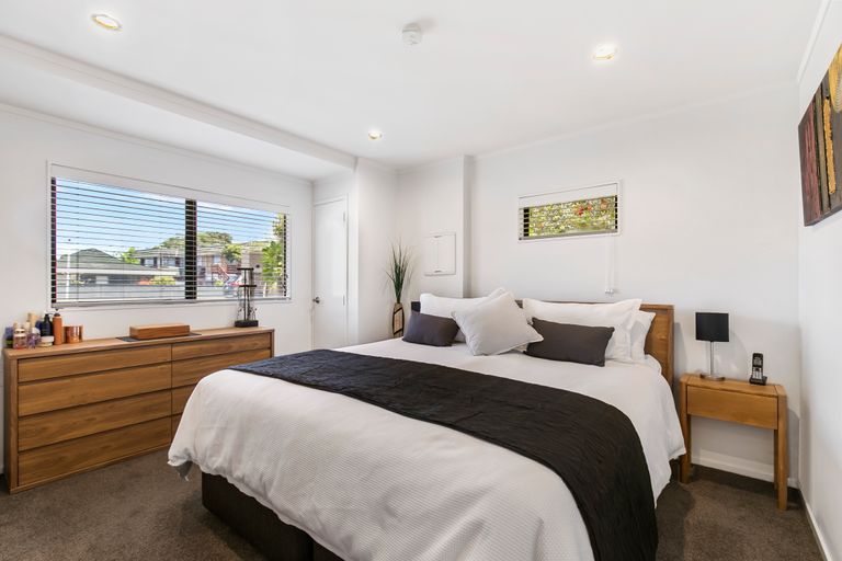 Photo of property in 21 Sartors Avenue, Northcross, Auckland, 0630