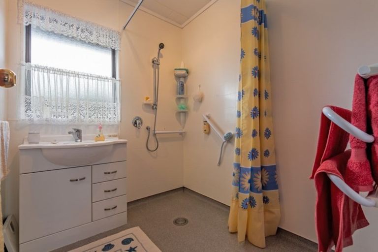 Photo of property in 25 Colonial Place, Kelvin Grove, Palmerston North, 4414