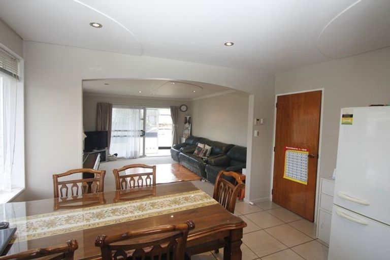 Photo of property in 2/40 Prestons Road, Redwood, Christchurch, 8051