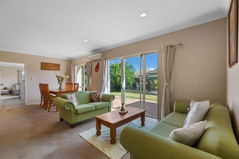 Photo of property in 5 Bellshill Close, Wattle Downs, Auckland, 2103