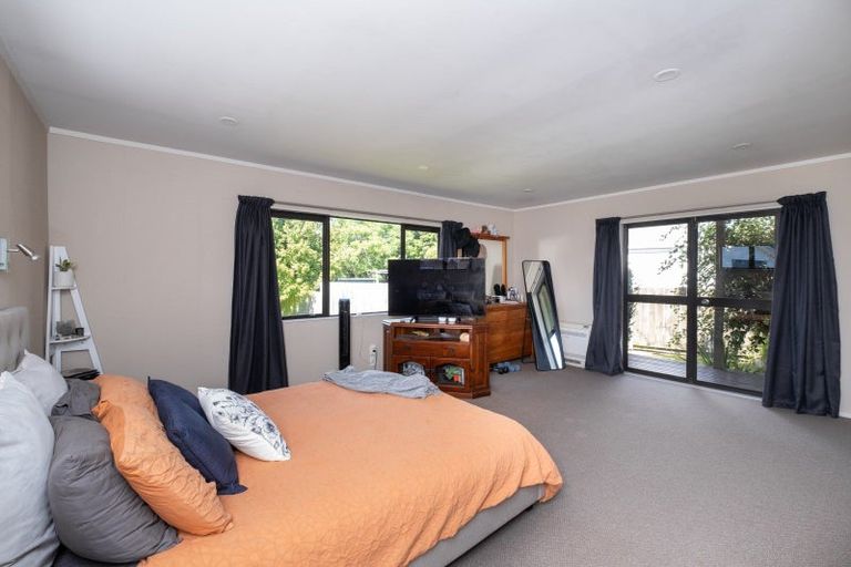 Photo of property in 16 Deakin Place, Clive, 4102